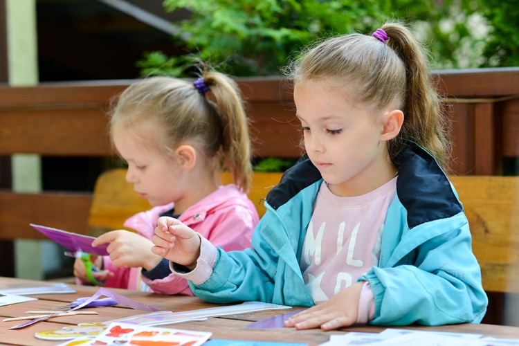 Dziewczynka projektująca ubrania – zabawa w modę z Alexander.