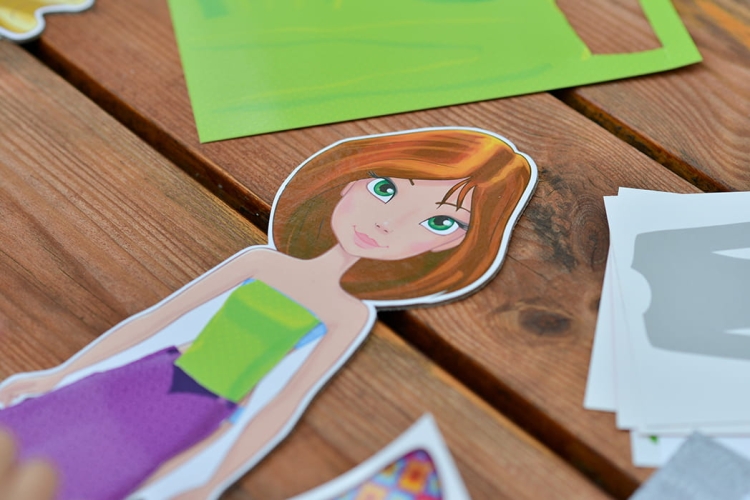 Modelka 5 Alexander – elementy zestawu z taśmą i stojakiem.