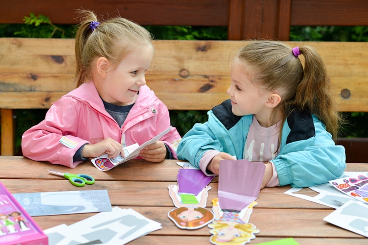 Tworzenie ubrań z papieru – rozwijanie zdolności plastycznych.
