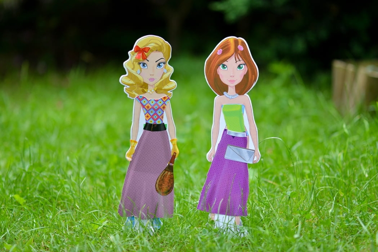 Modelka w stojaku – prezentacja zaprojektowanej kreacji.