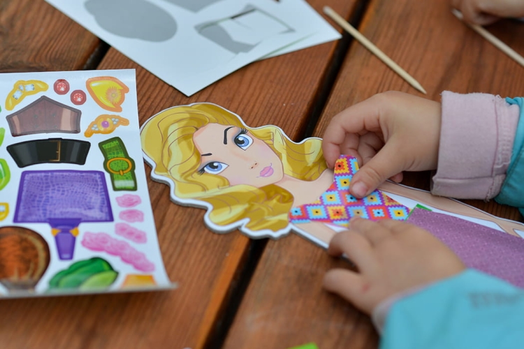 Tekturowa lalka modelka z ubraniami i dodatkami do wycinania.