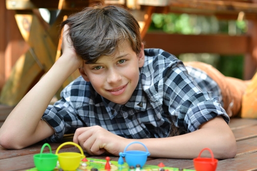 Elementy gry Na grzyby – plansza z lasem, karty z grzybami, pionki i kostka