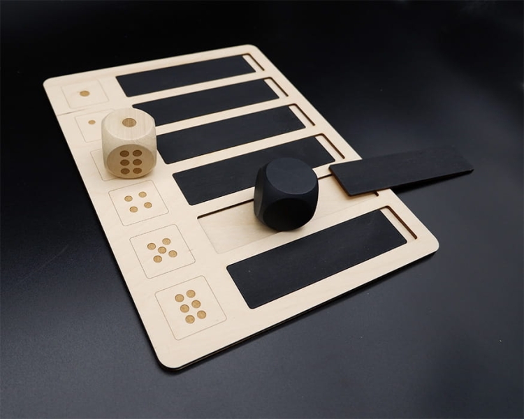 Tablica kredowa dla dzieci do malowania kredą z drewnianymi kośćmi