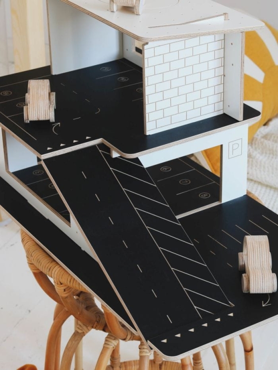 garaż dla autek ze sklejki.jpg