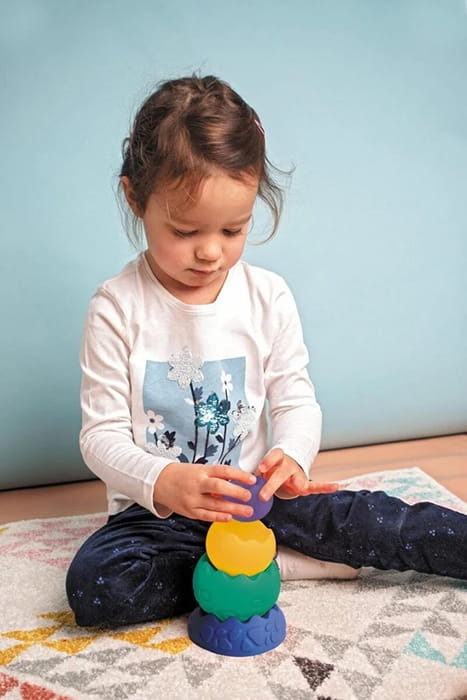 zabawka sensoryczna piramida z metkami i grzechotką mom’s care