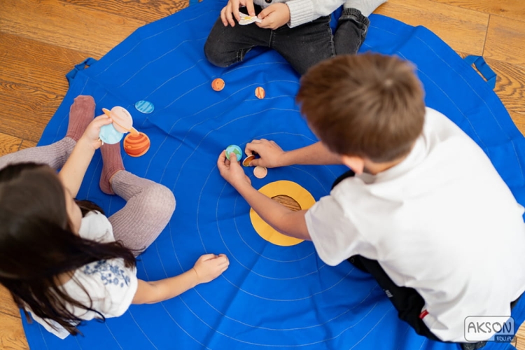 zestaw-chusta-edukacyjna-uklad-sloneczny-AKSON-21-elementow-eco-zabawki (2).jpg