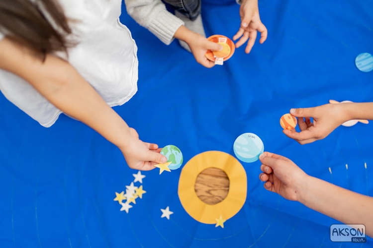 zestaw-chusta-edukacyjna-uklad-sloneczny-AKSON-21-elementow-eco-zabawki (4).jpg