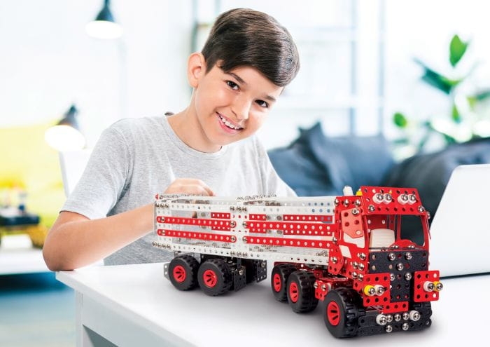 Dziecko składa model ciężarówki Premium Truck – rozwój zdolności manualnych.