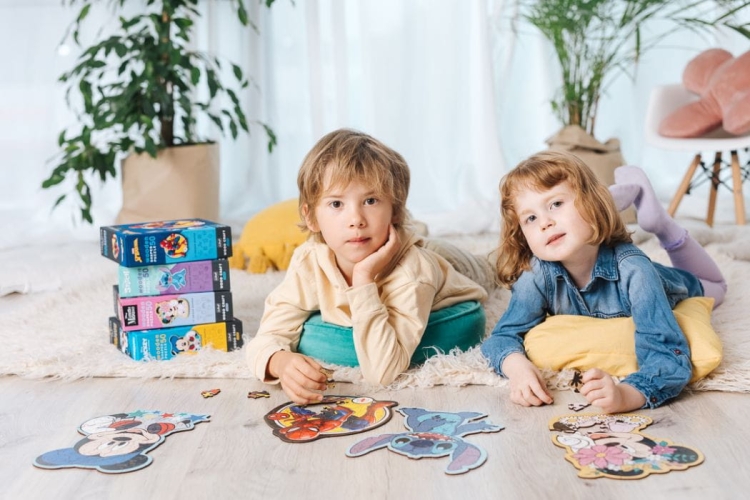 dzieci układają drewniane puzzle z myszką minnie