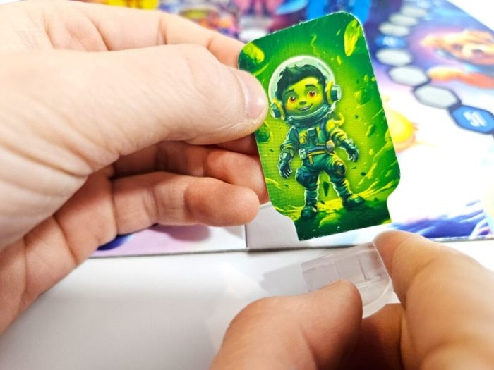 Rodzina grająca w grę planszową Misiowa Przygoda przy stole.