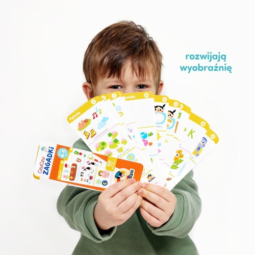 Dziecko rozwiązujące zagadki w książeczce CzuCzu 4–5 lat
