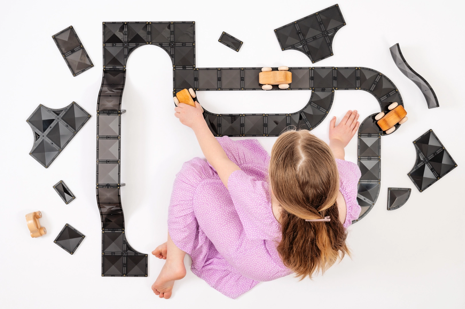 Dziecko bawiące się klockami magnetycznymi CONNETIX Creative Roads Pack 48 el