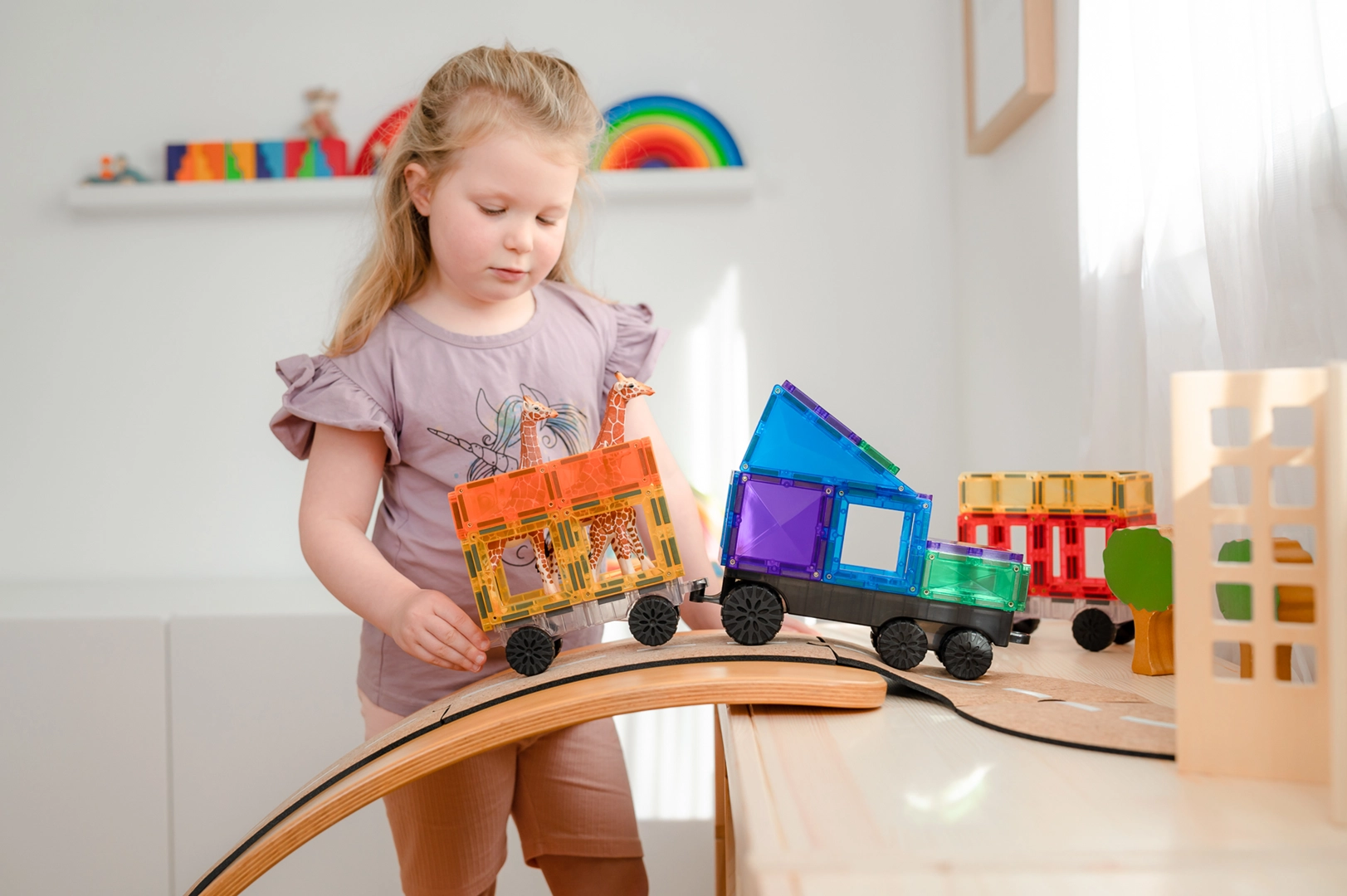 Dziecko bawiące się samochodem z klocków magnetycznych CONNETIX Rainbow Transport Pack