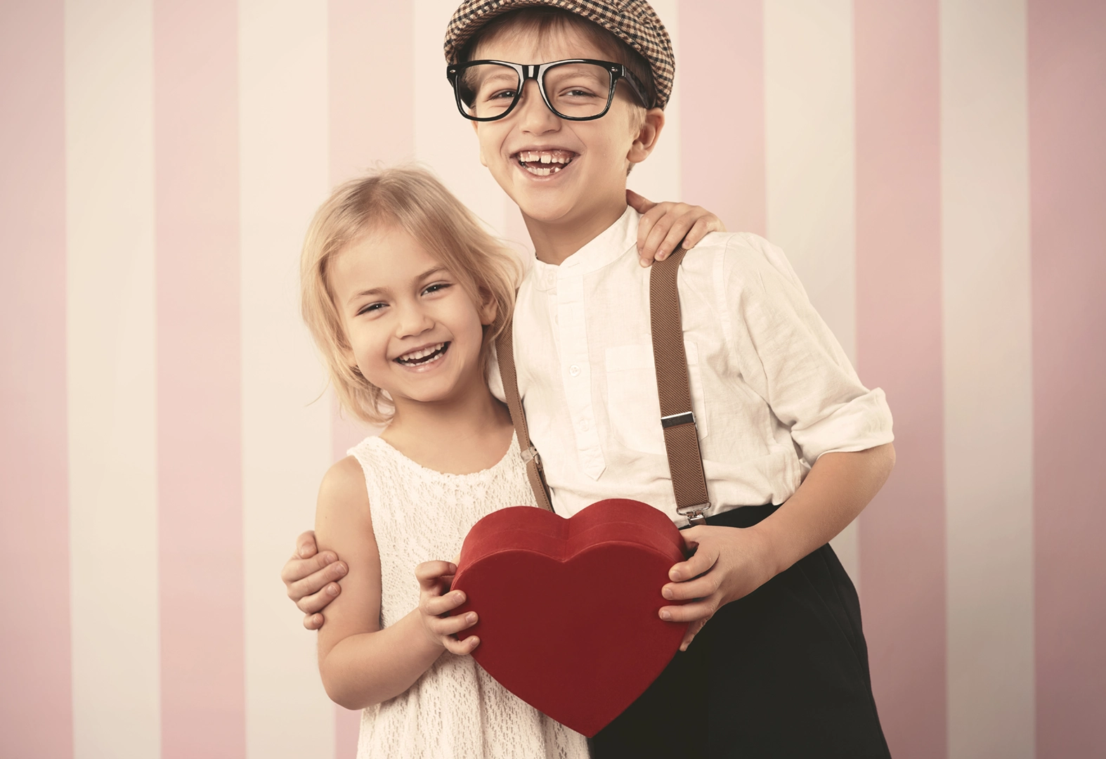 Prezent na walentynki dla dzieci. Upominek walentynkowy z eco-zabawkami